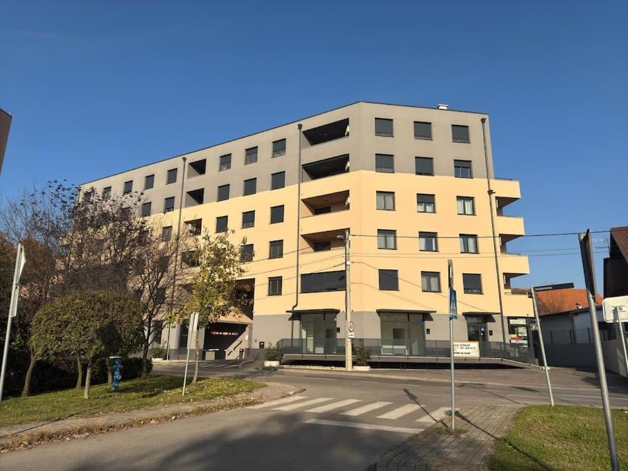 Lux Gem, 1bdr, Free Parking Appartement